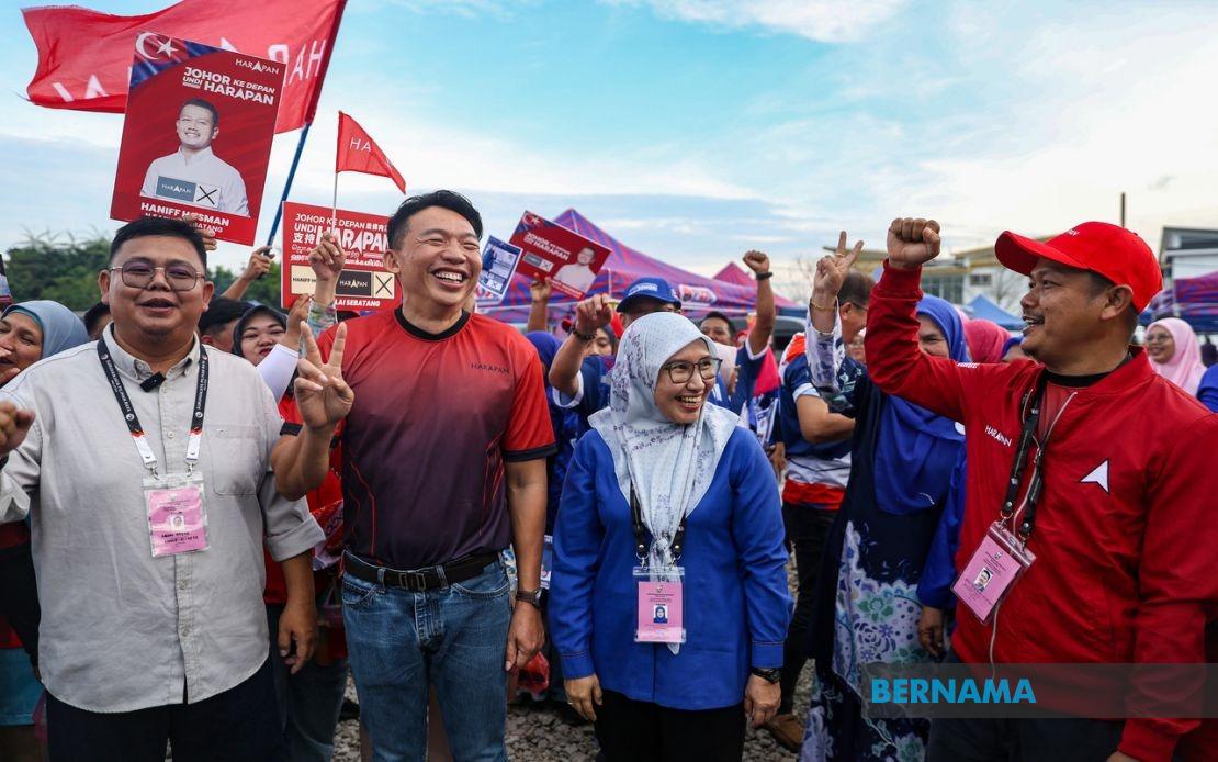 Johor Election: Rival Candidates Share Cordial Moment at Pontian Night Market