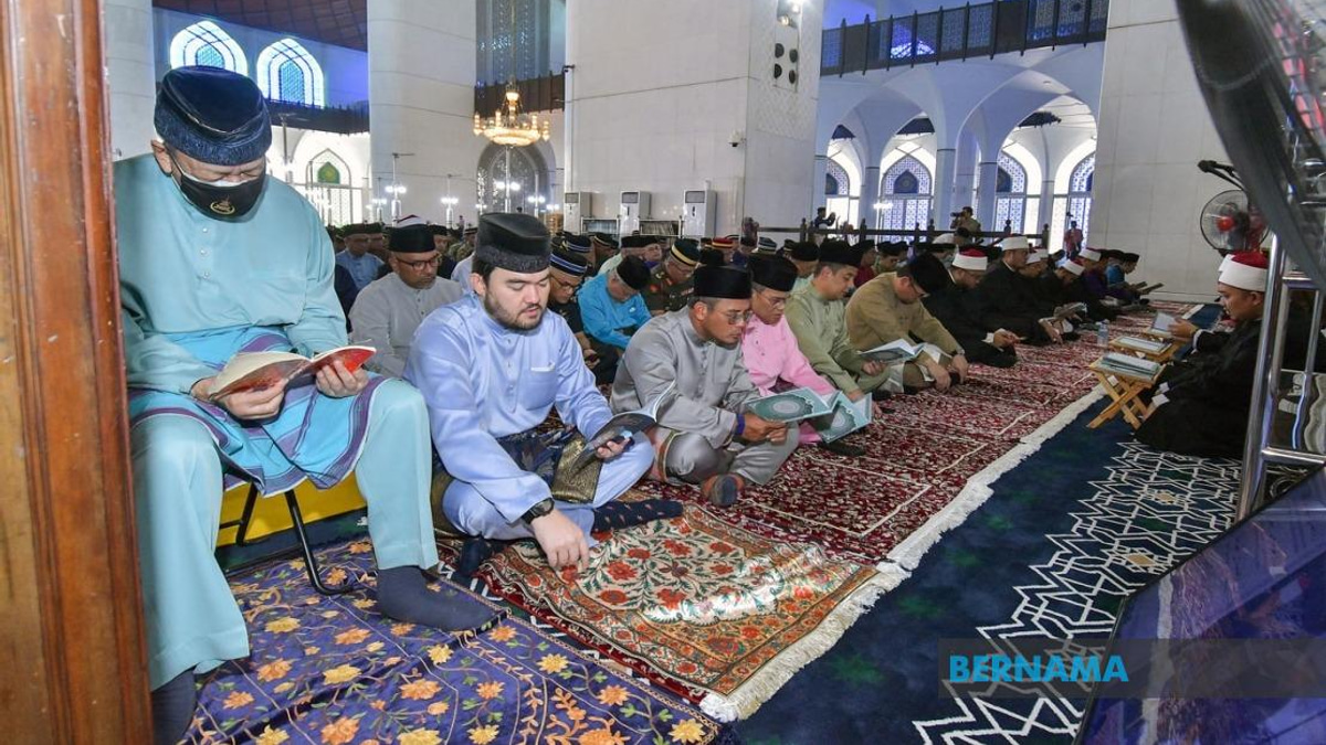 Selangor Sultan Joins Yassin Recitation at Historic Mosque Ahead of National Day