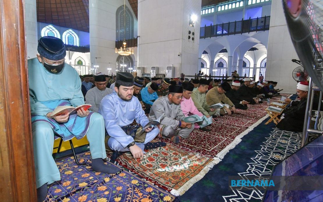 Selangor Sultan Joins Yassin Recitation at Historic Mosque Ahead of National Day