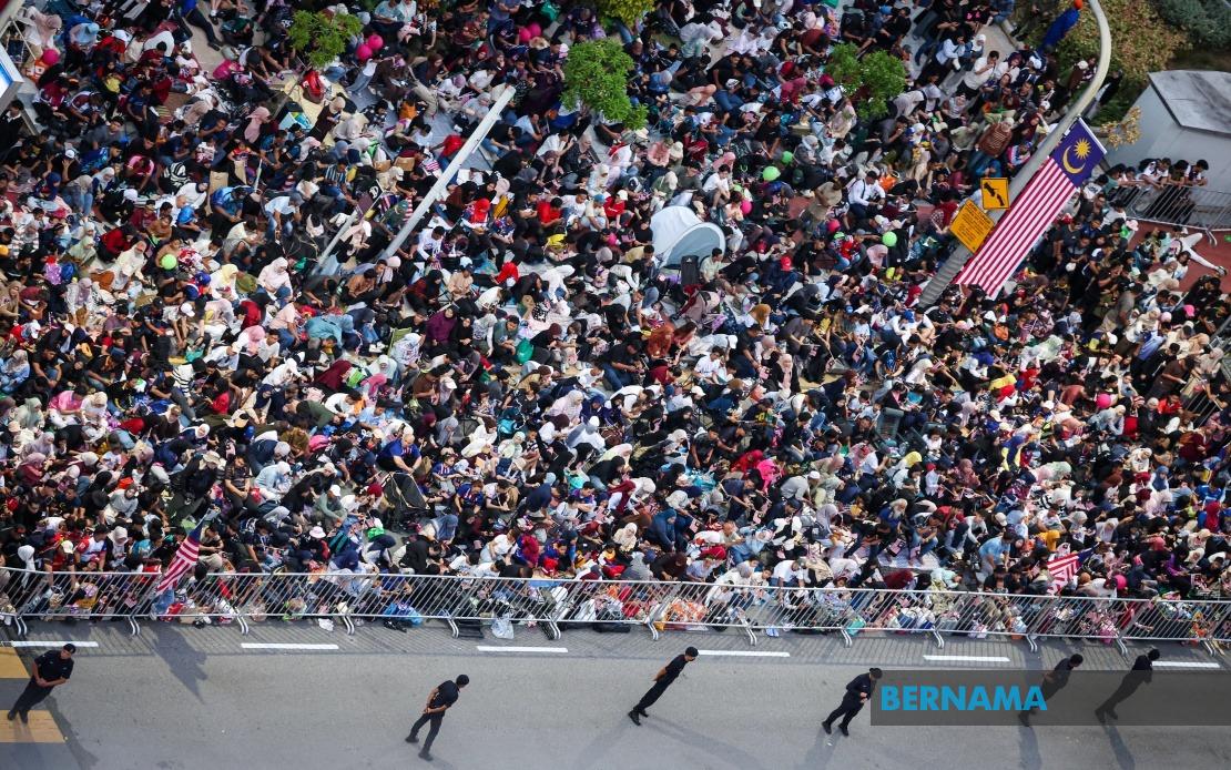 Early Arrivals Camp Out at Dataran Putrajaya for Prime Spots at 69th National Day Celebration