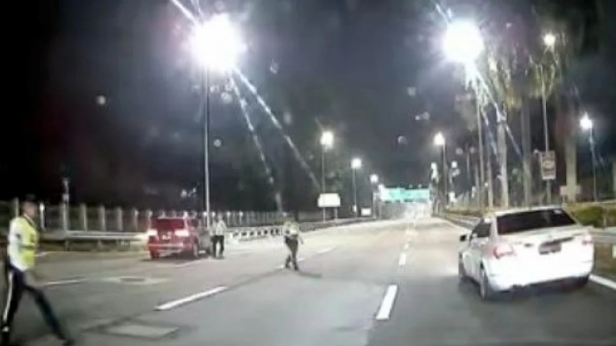 Twenty-year-old arrested after Mercedes crashes through police roadblock on Sprint Expressway