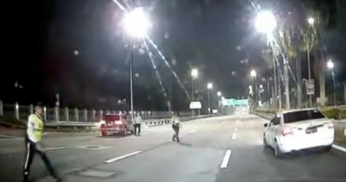 Twenty-year-old arrested after Mercedes crashes through police roadblock on Sprint Expressway