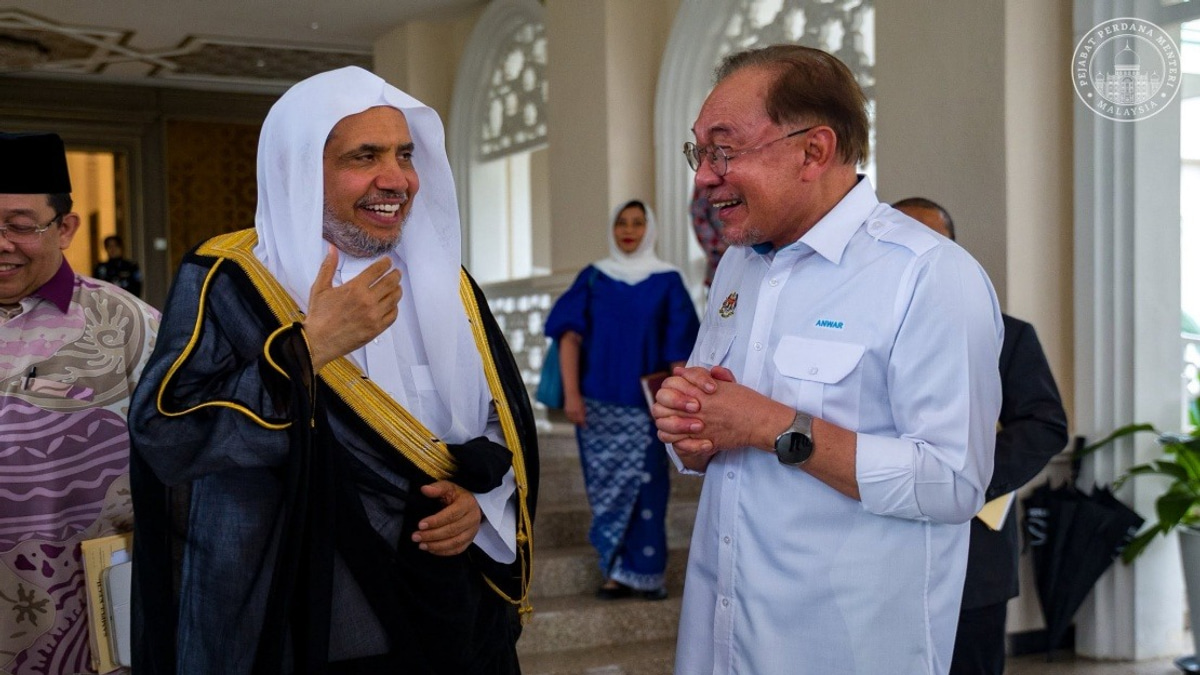 Anwar Meets Muslim World League Chief to Discuss Interfaith Dialogue