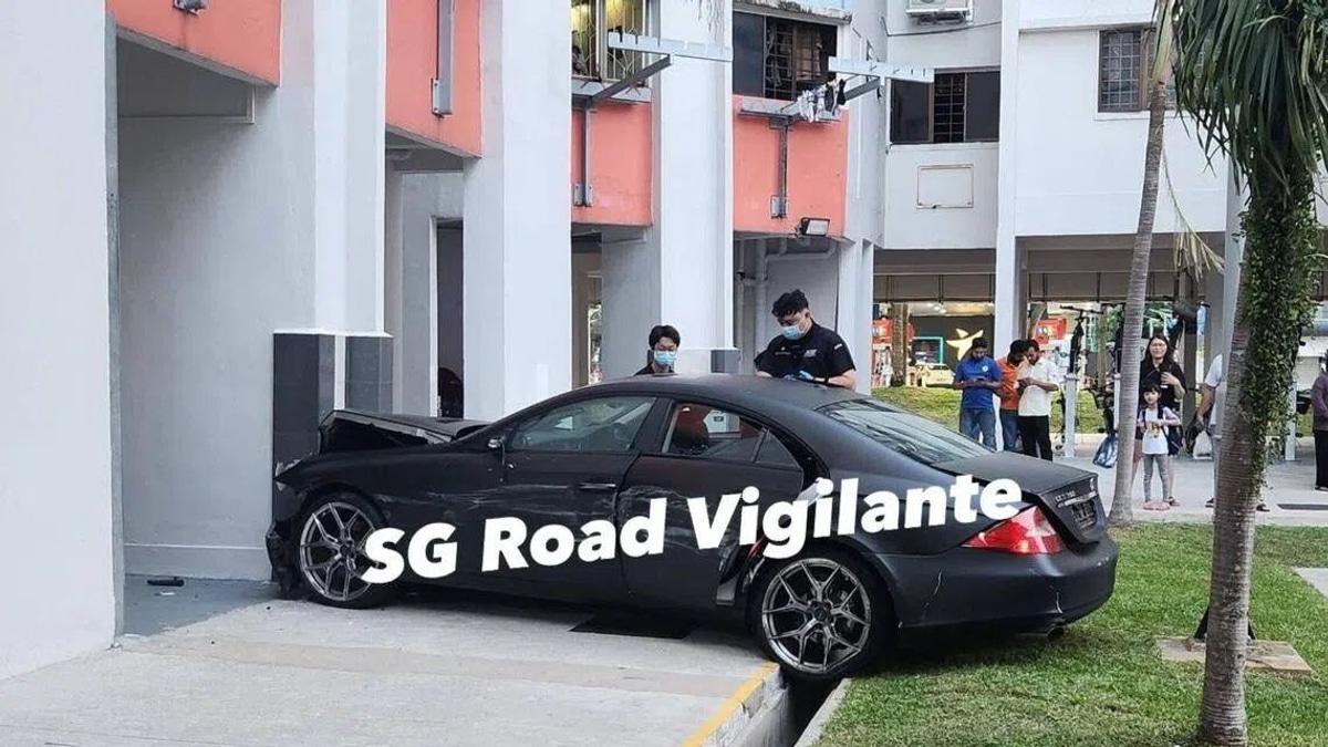 Man arrested for stun device, drug offences after car crash in Yishun