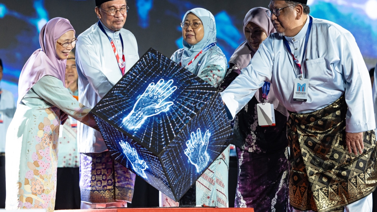 Anwar highlights increased federal allocations to East Malaysia and key peninsular states under Madani administration
