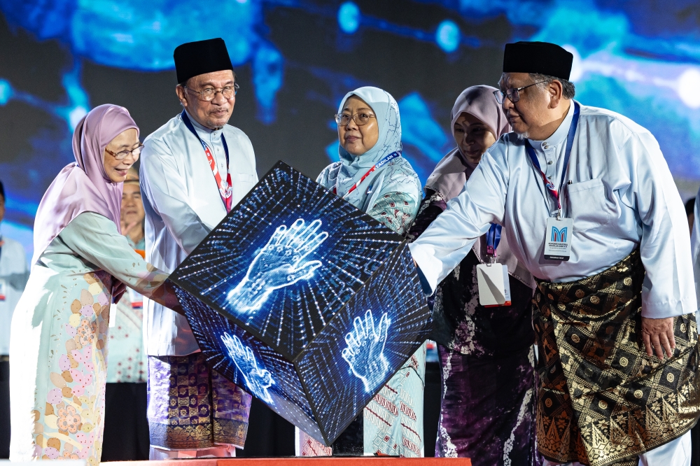 Anwar highlights increased federal allocations to East Malaysia and key peninsular states under Madani administration