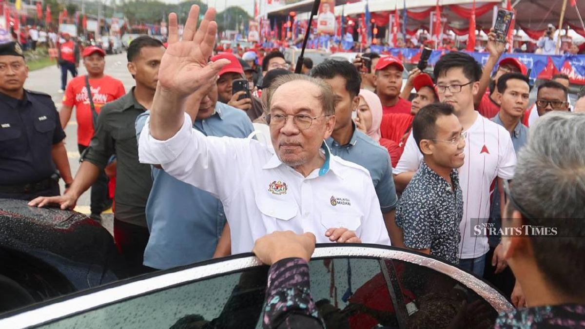 Anwar Condemns 'Shocking' Campaign Attacks on DAP Chief Loke in Negri Sembilan Race