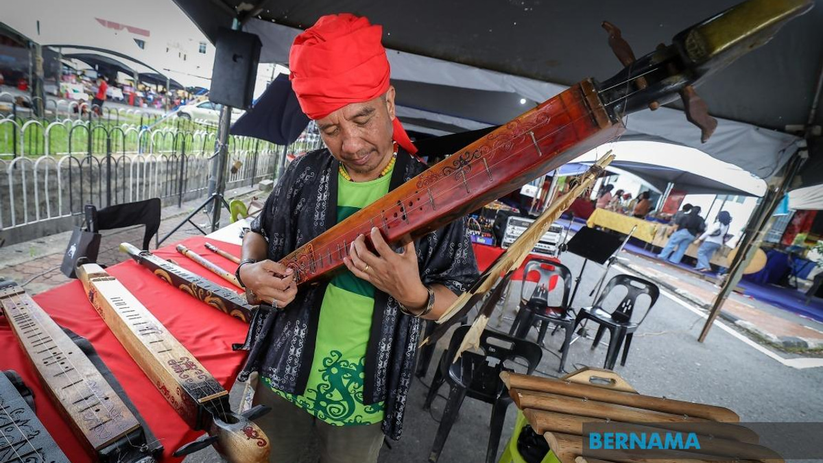 Sarawak Musician Rining Peter Paris Revives Lun Bawang Heritage with Tapi' Instrument and 'Sigar Suba'