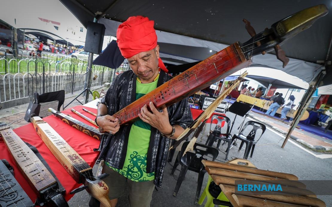 Sarawak Musician Rining Peter Paris Revives Lun Bawang Heritage with Tapi' Instrument and 'Sigar Suba'