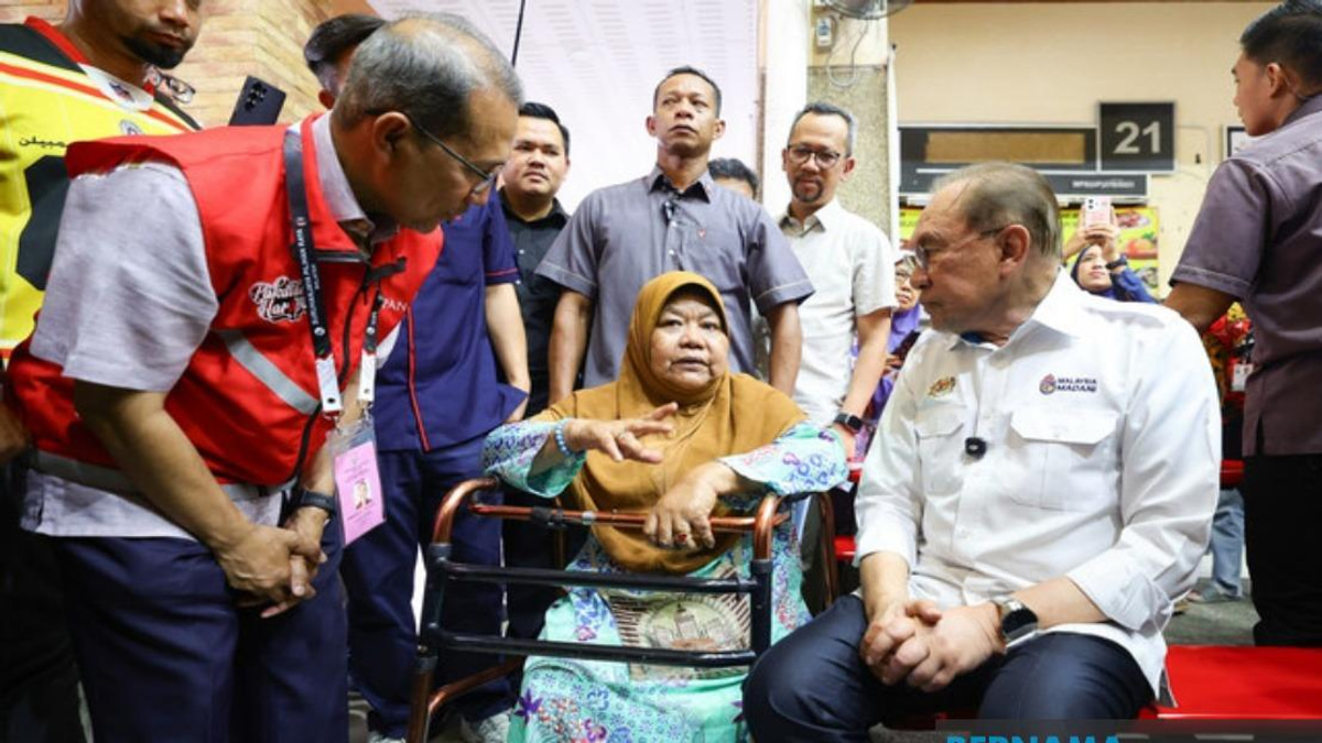 Determined Despite Disability, 68-Year-Old Rides Through Rain to Meet PM Anwar