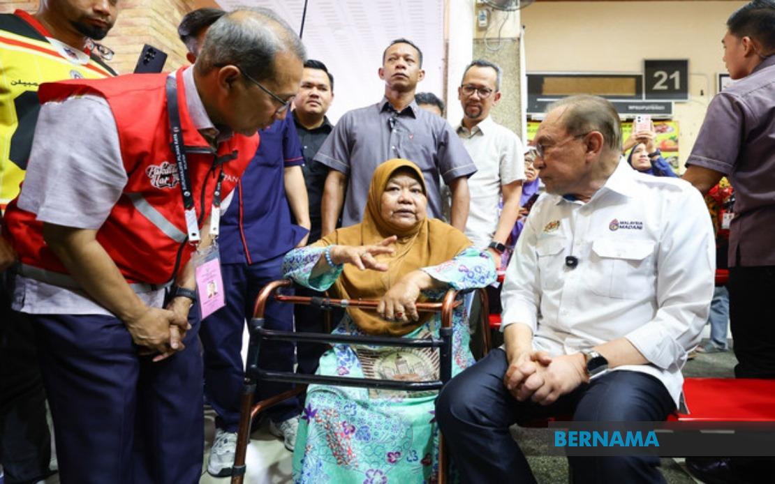 Determined Despite Disability, 68-Year-Old Rides Through Rain to Meet PM Anwar