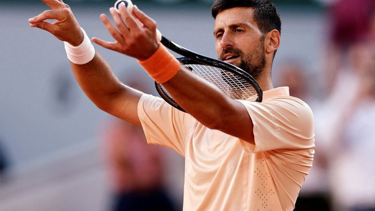 Djokovic Advances Past French Challenger Royer at Roland Garros