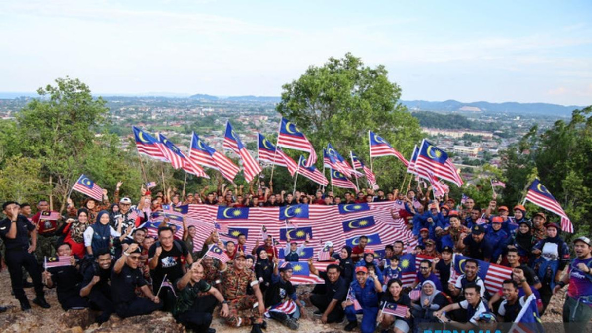 300 Personnel, Media Practitioners Hike to Summit in Terengganu National Month Celebration