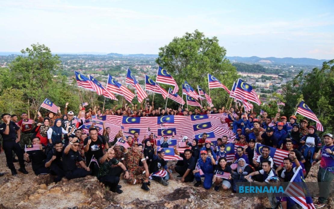 300 Personnel, Media Practitioners Hike to Summit in Terengganu National Month Celebration