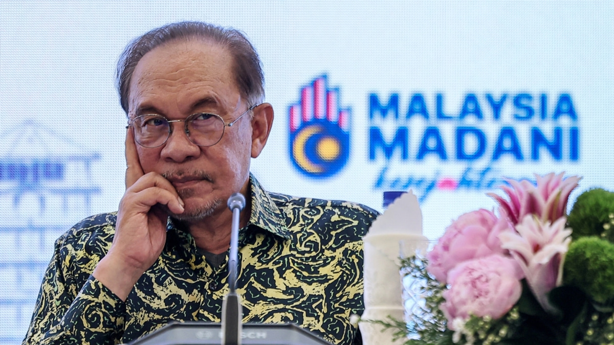 Anwar Ibrahim quips that politics should take a break for 'nasi dagang', criticises 'whining' peers