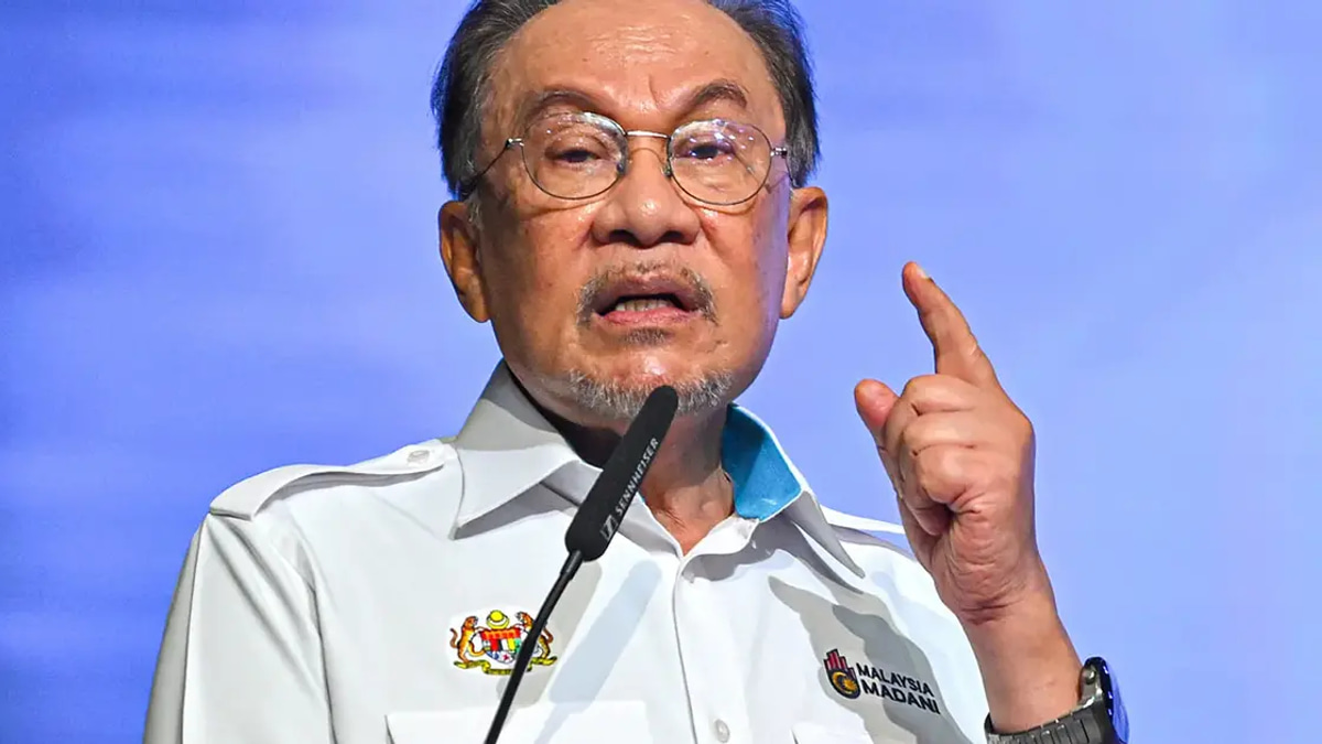 Anwar Cracks Down on Abuse of Business Licences and Visa Permissions