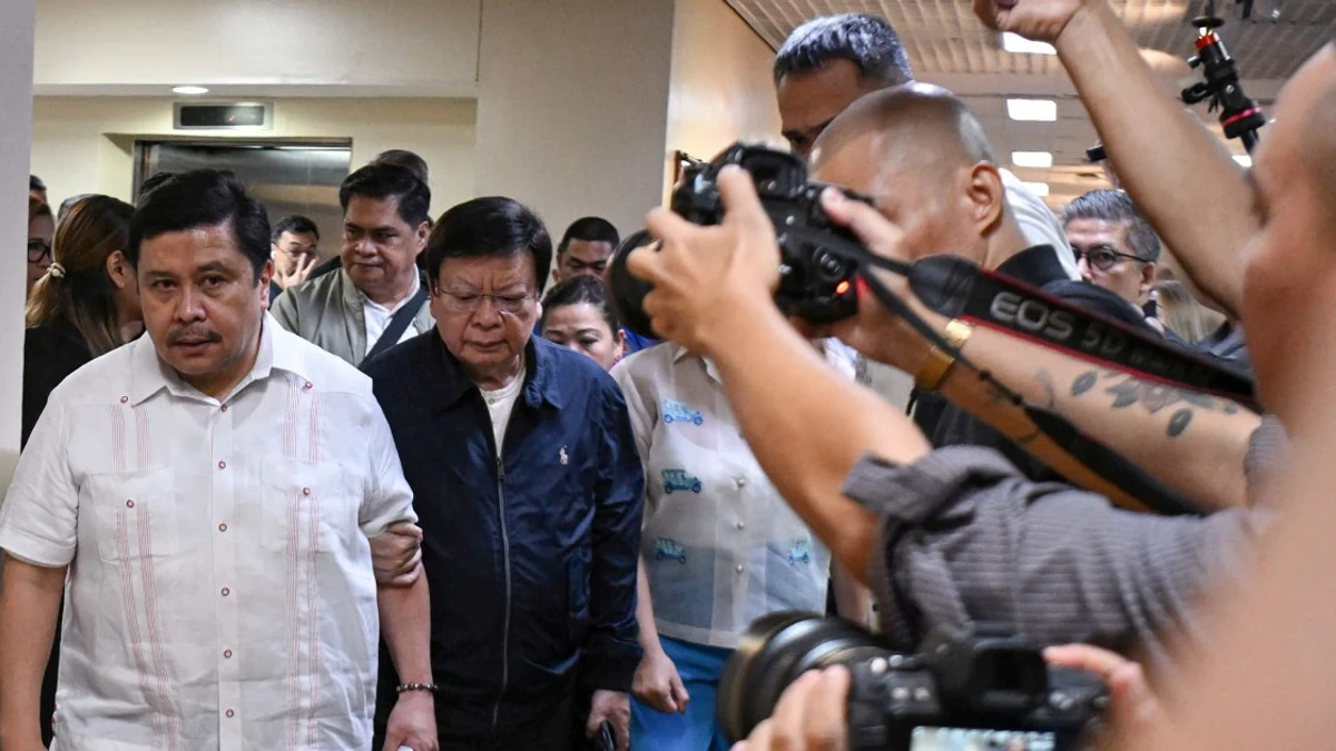 Philippine Senator Estrada Surrenders to Police Over Graft Allegations
