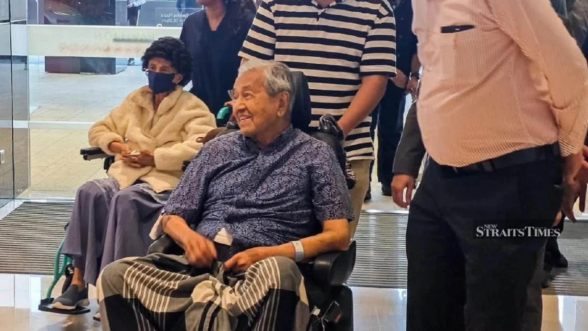 Anwar Extends Birthday Wishes to Mahathir on His 101st Birthday