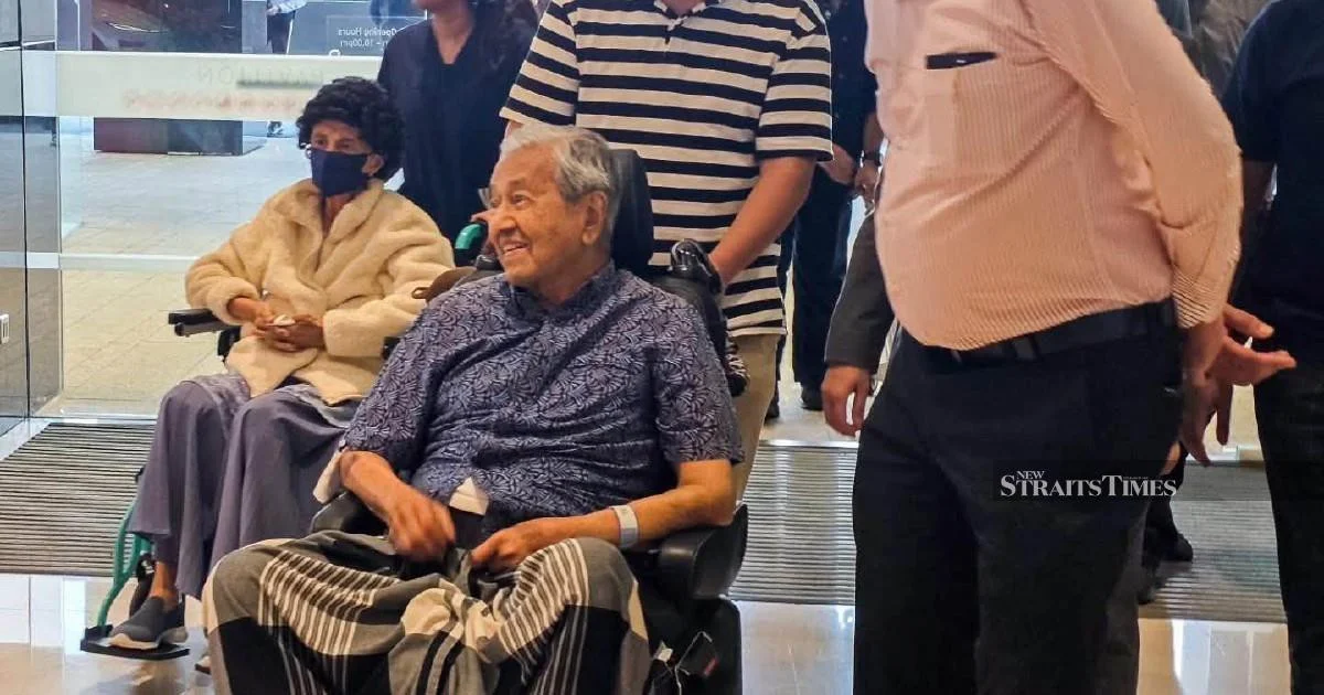 Anwar Extends Birthday Wishes to Mahathir on His 101st Birthday