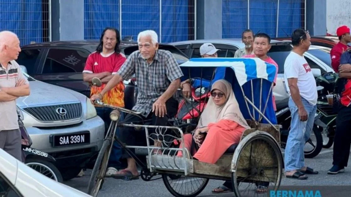 PM Anwar Moved by Elderly Trishaw Rider's Trek to Meet Him