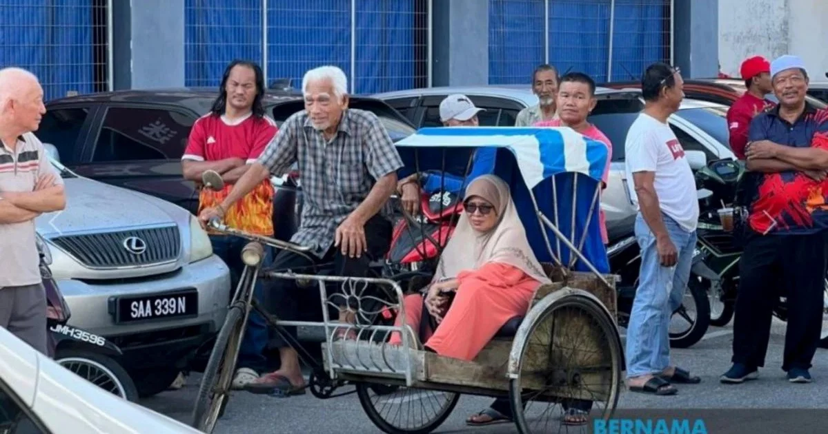 PM Anwar Moved by Elderly Trishaw Rider's Trek to Meet Him