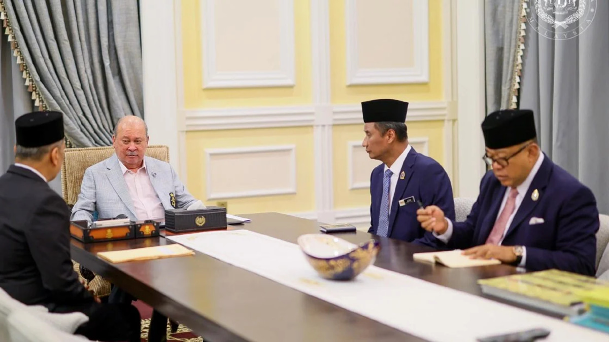 King receives Election Commission and MACC leadership