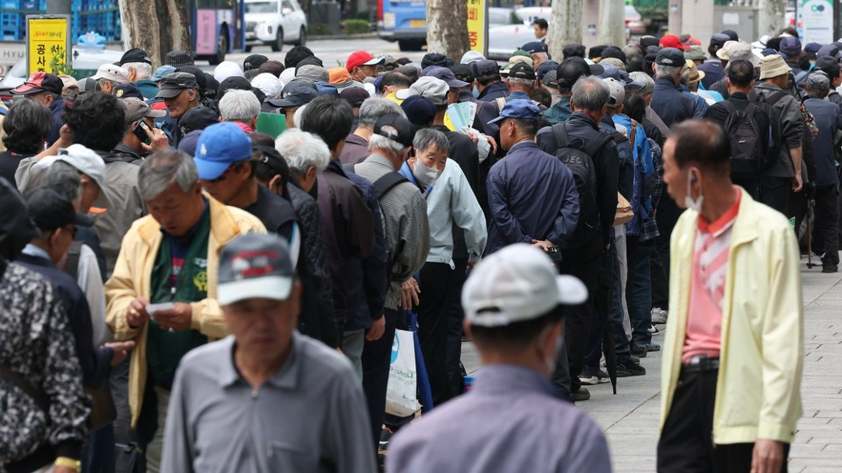 Seoul Weighs Cost of Free Bus Fares for Seniors as Elderly Population Grows