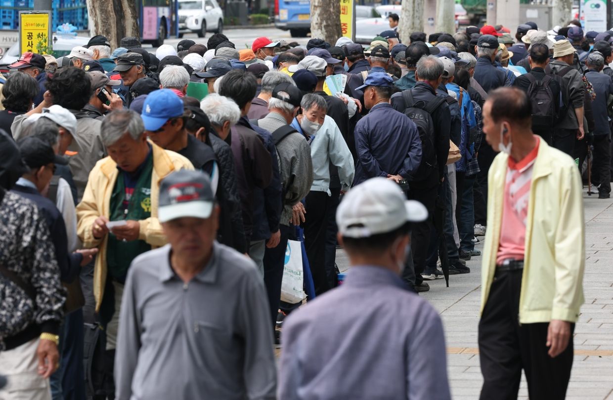 Seoul Weighs Cost of Free Bus Fares for Seniors as Elderly Population Grows