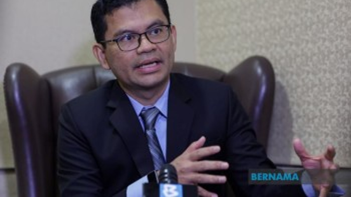 Malaysia Must Boost Worker Incomes Before Expanding Tax Base, Economy Minister Says