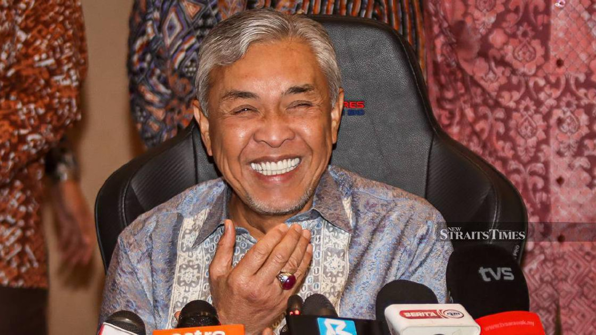Zahid Hits Back at PM With Pantun on Roofs and Storms