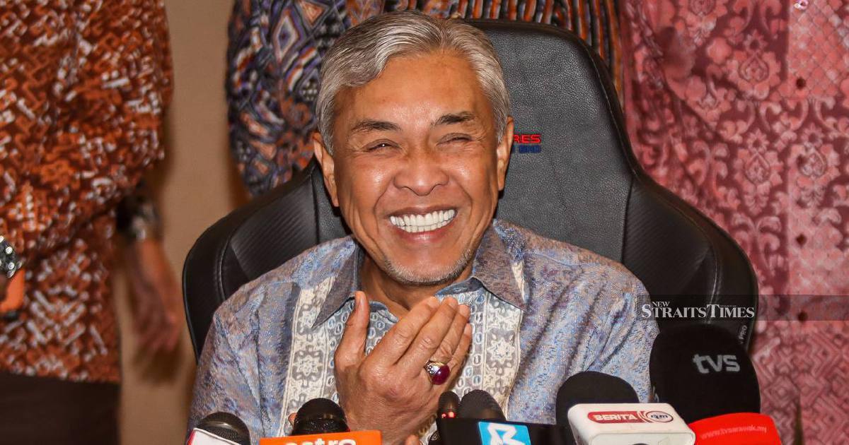 Zahid Hits Back at PM With Pantun on Roofs and Storms