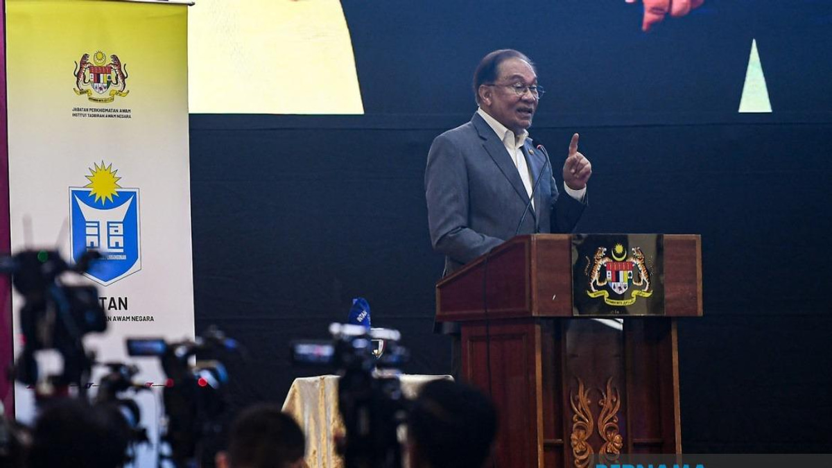 Anwar Apologises for Stern Manner with Civil Servants, Defends Passionate Leadership Style