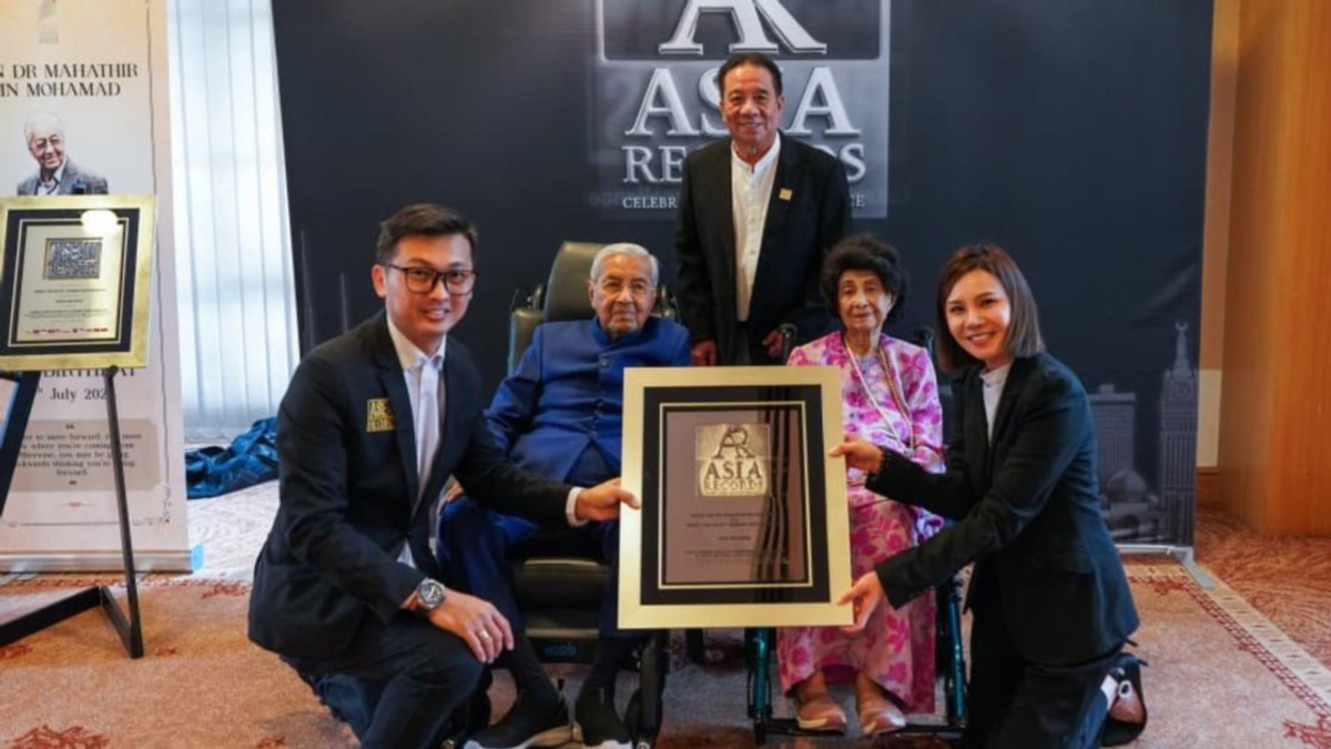 Tun M and Tun Siti Hasmah Recognised as World Record-Breaking Centenarian Couple