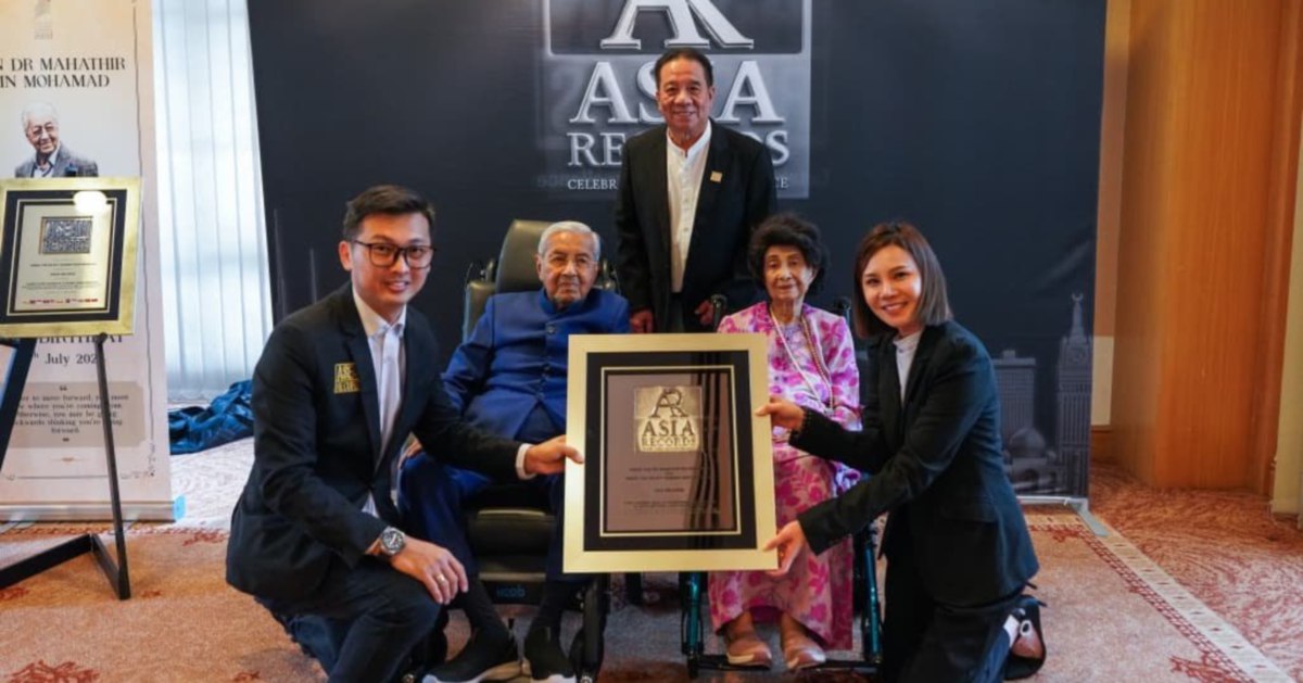 Tun M and Tun Siti Hasmah Recognised as World Record-Breaking Centenarian Couple