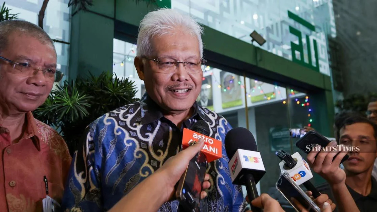 Hamzah Zainudin to reclaim opposition leader's seat in parliament as Bersatu shifts realignment