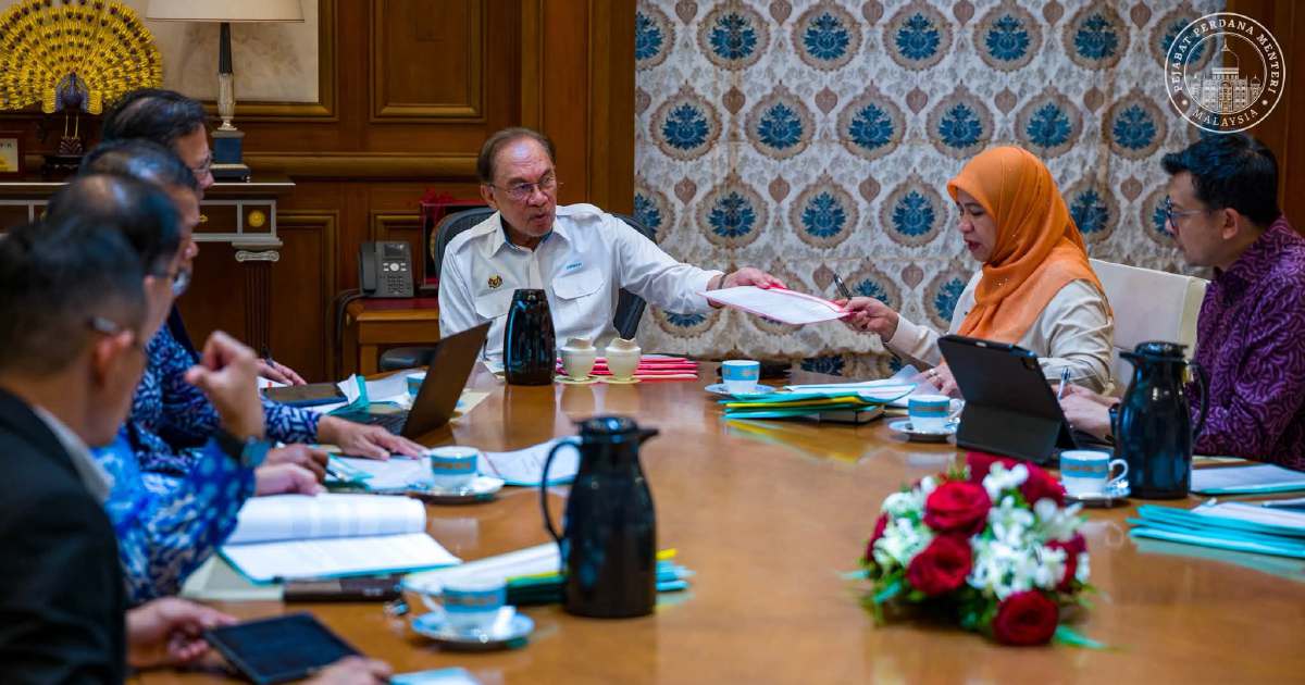Anwar Pledges Fair Settlement of Felda Disputes Over Land and Housing