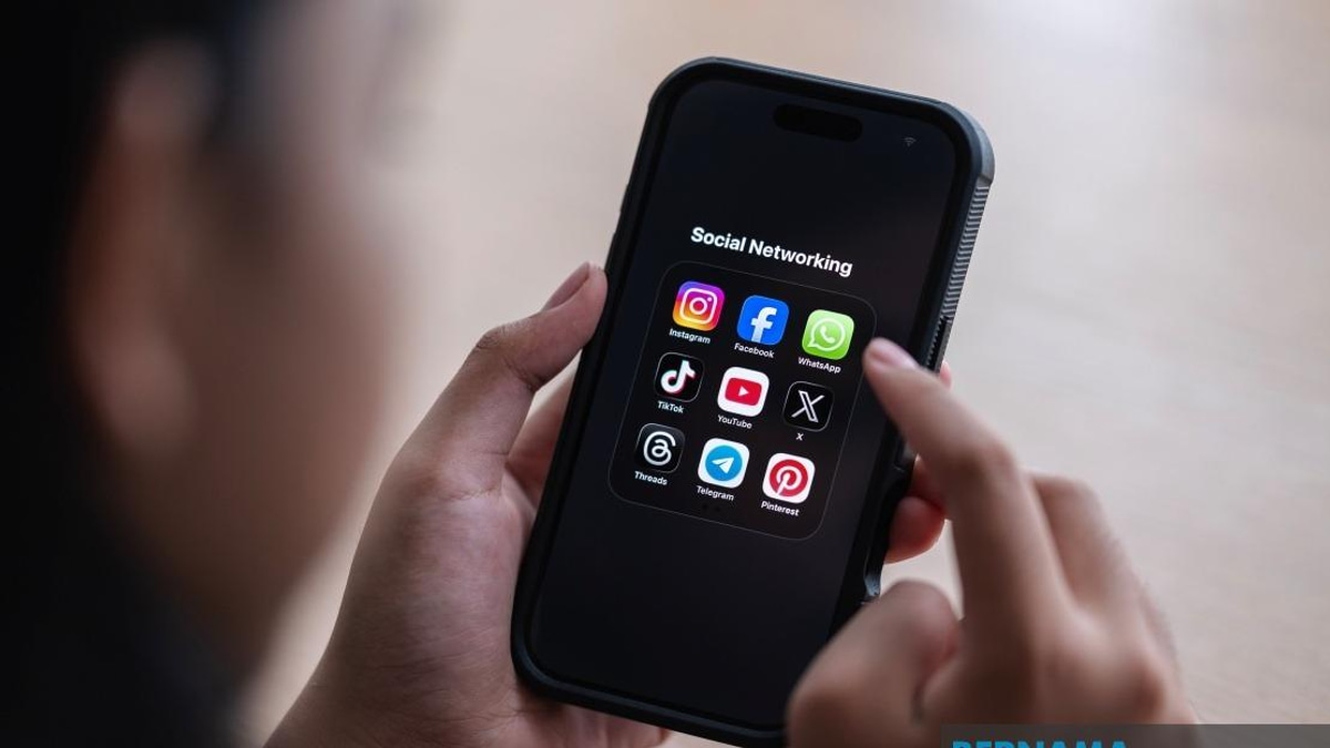 Social Media Platforms Must Comply With Malaysian Laws - Fahmi