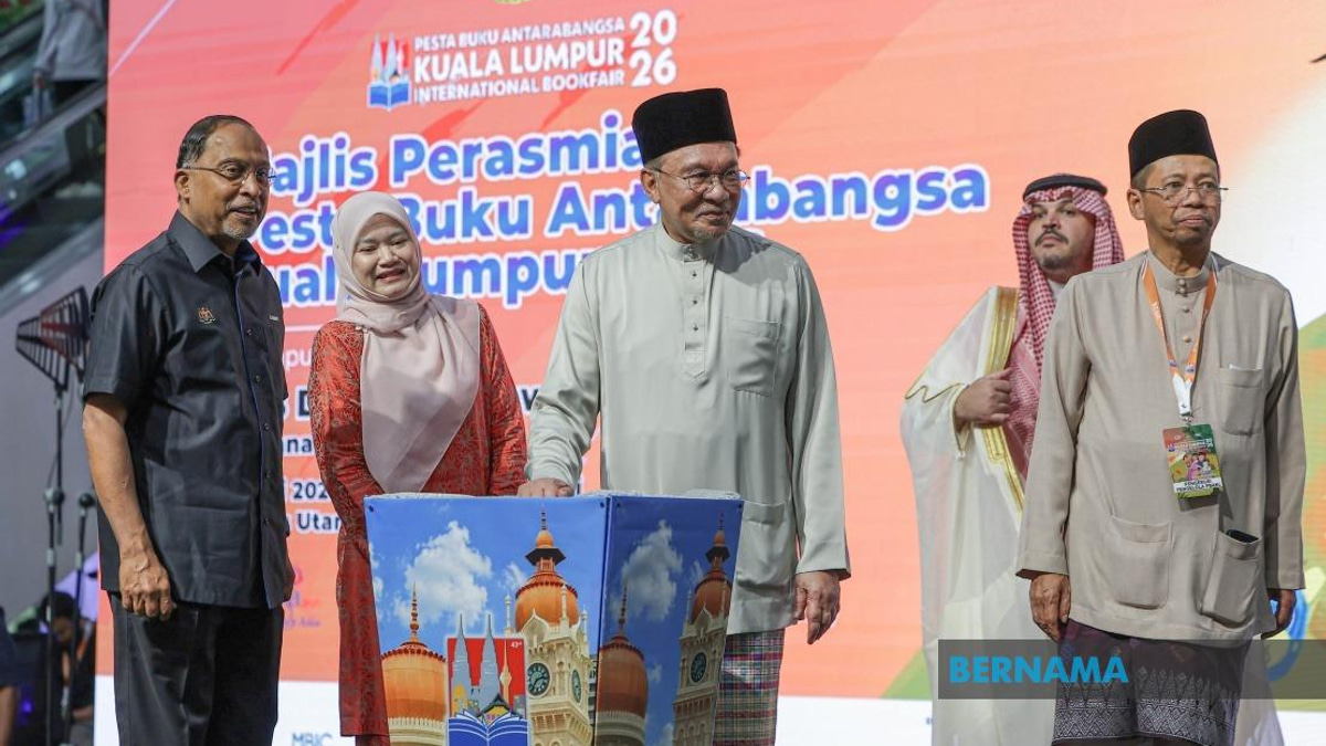 PM Anwar Confirms RM100 Book Voucher Scheme Will Continue