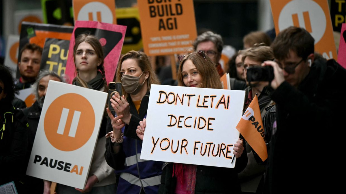 UK Workers Face Growing Pressure as AI Reshapes White-Collar Jobs