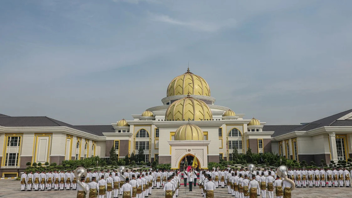 King Presides Over Federal Awards Investiture Ceremony at Istana Negara
