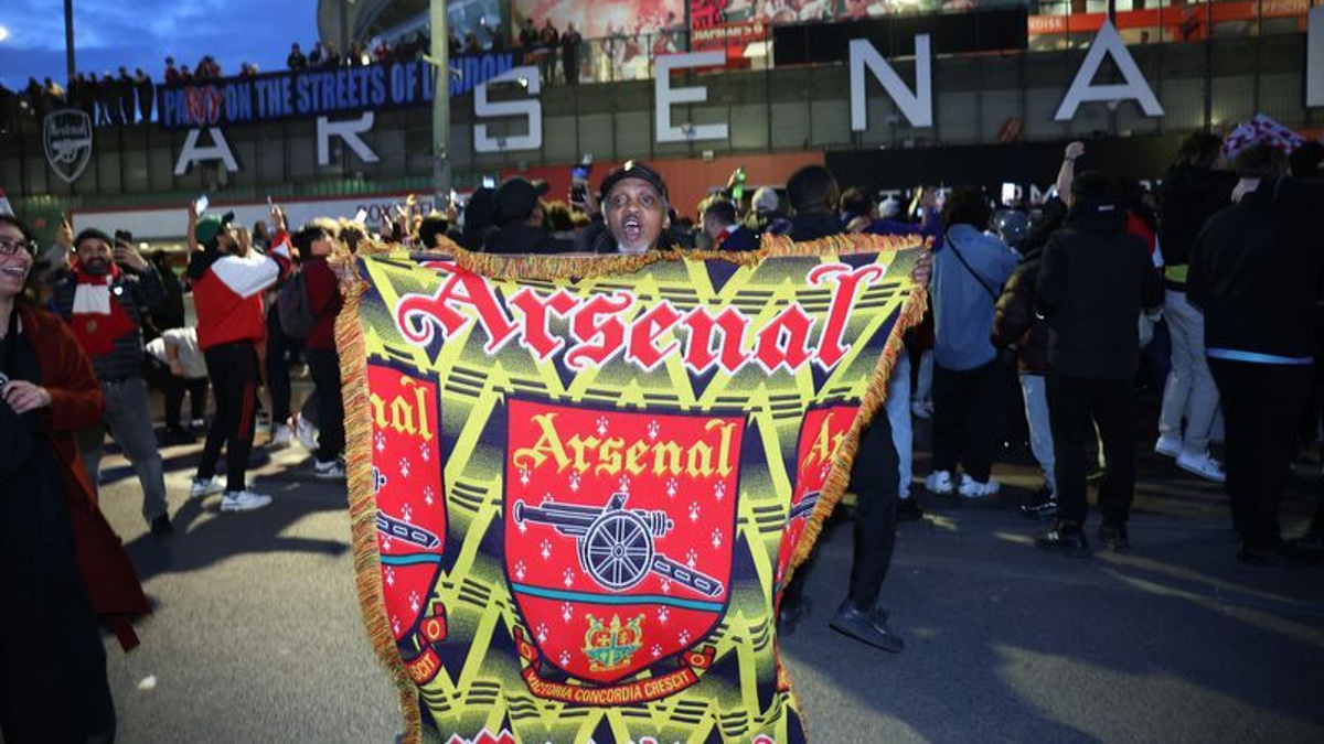 Arsenal fans celebrate historic Premier League triumph in North London