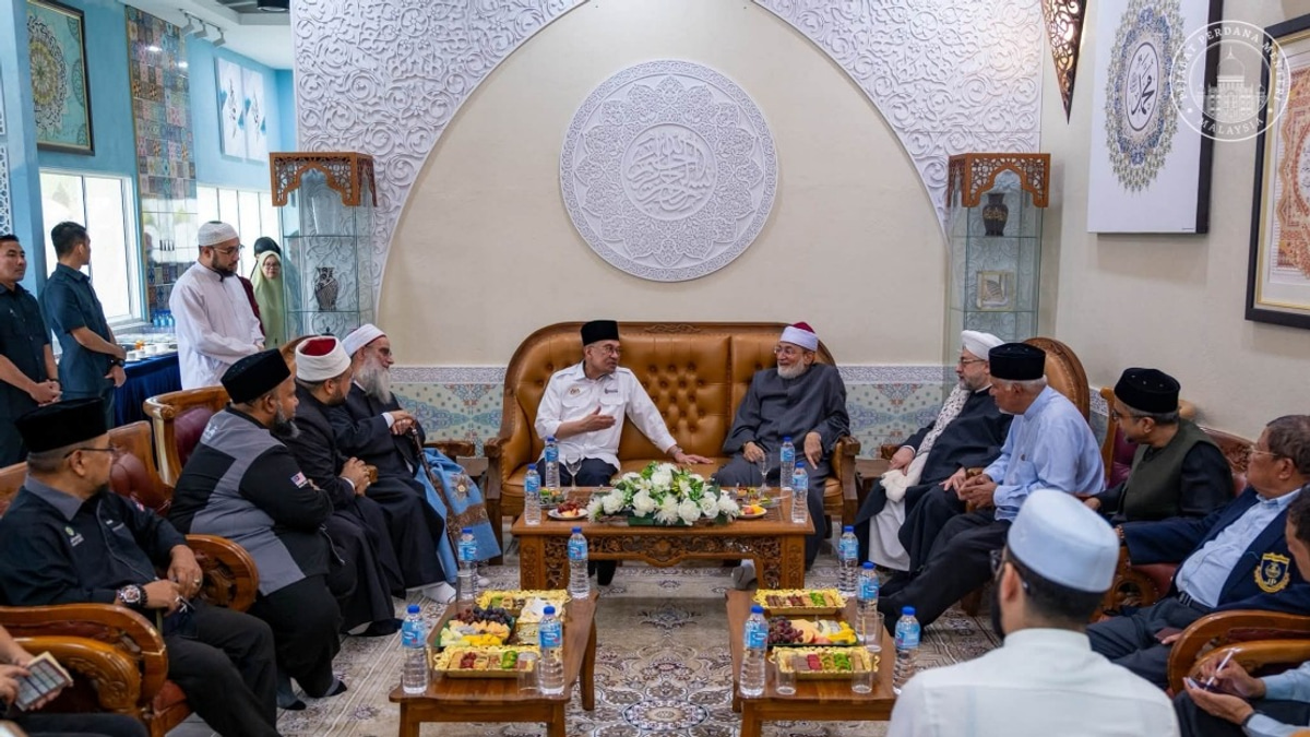 Anwar Meets Three Esteemed Islamic Scholars During Malaysia Visit
