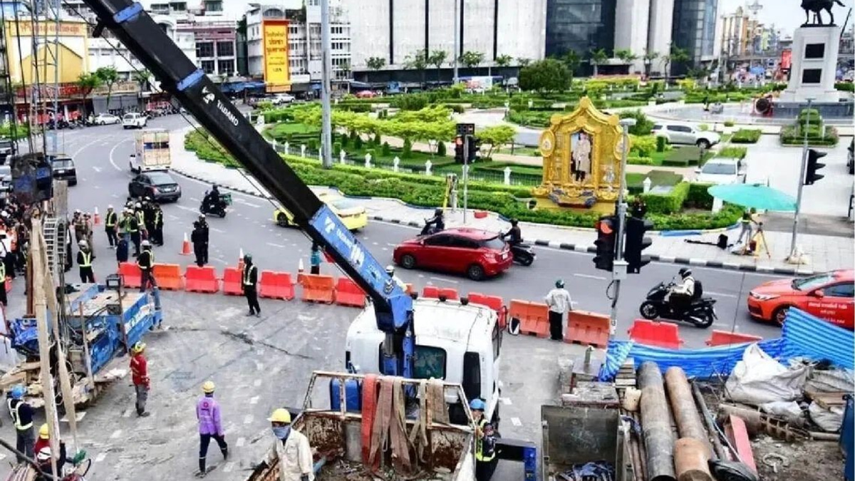 Bangkok Evacuates 60 as Subway Construction Triggers Sinkhole Crisis