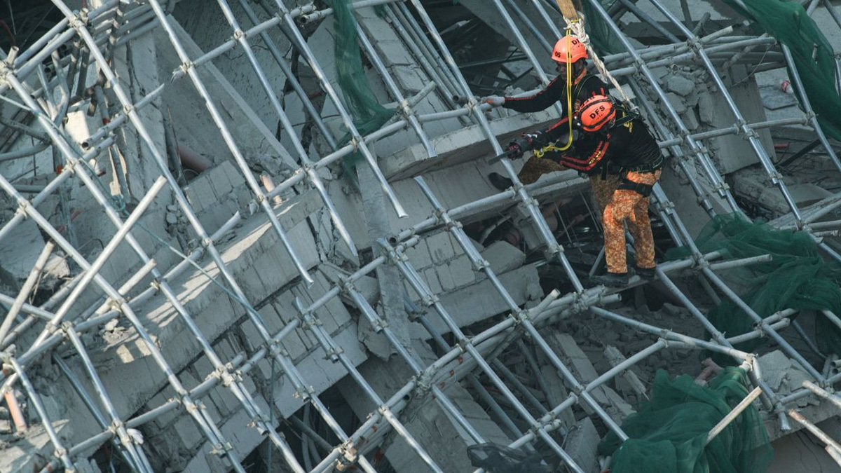 Death toll climbs to 10 as rescuers pull four more bodies from Philippines building collapse