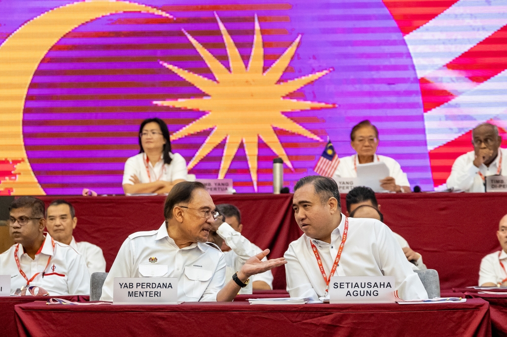Anwar Pushes Melaka DAP to Stay the Course Until Election, Warns Against Premature Exit