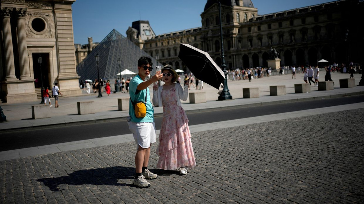 Securing Your Digital Life Before You Travel: A Tech Safety Guide for Holiday Planners