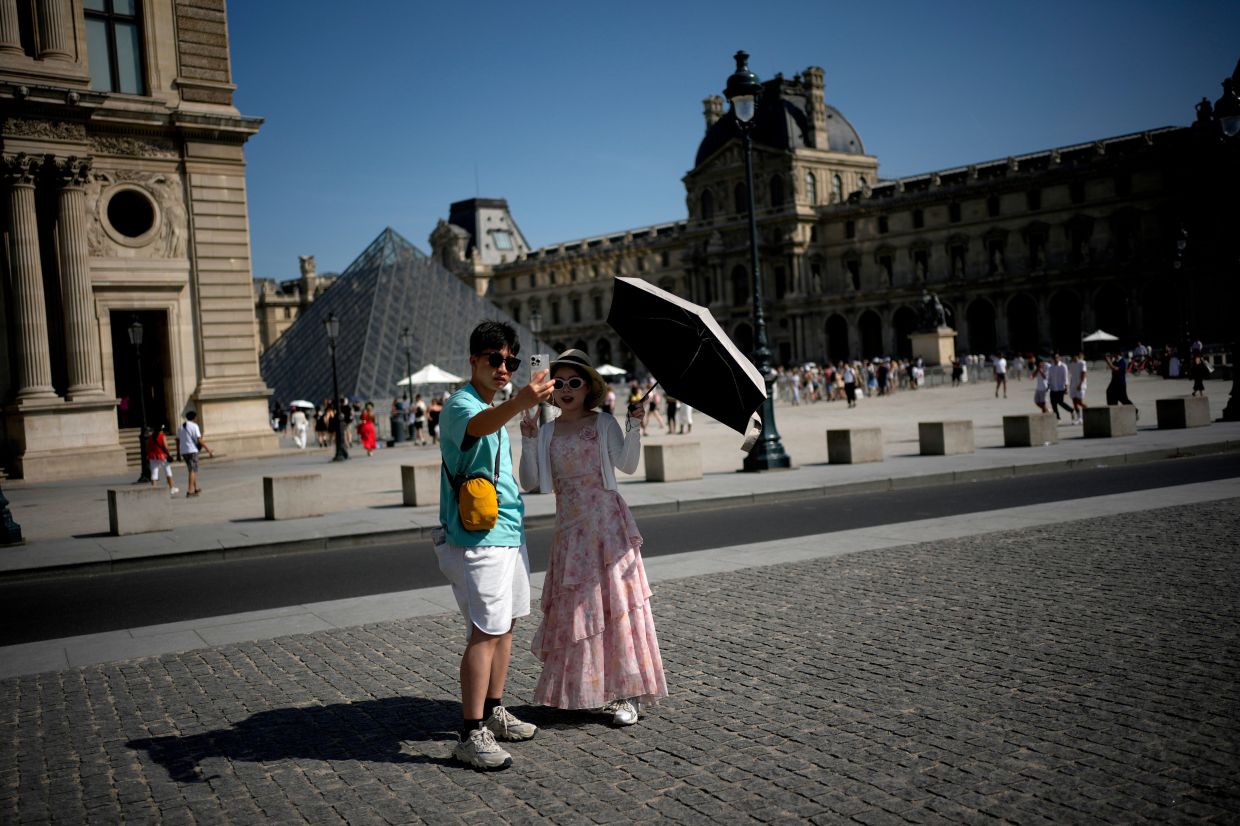 Securing Your Digital Life Before You Travel: A Tech Safety Guide for Holiday Planners