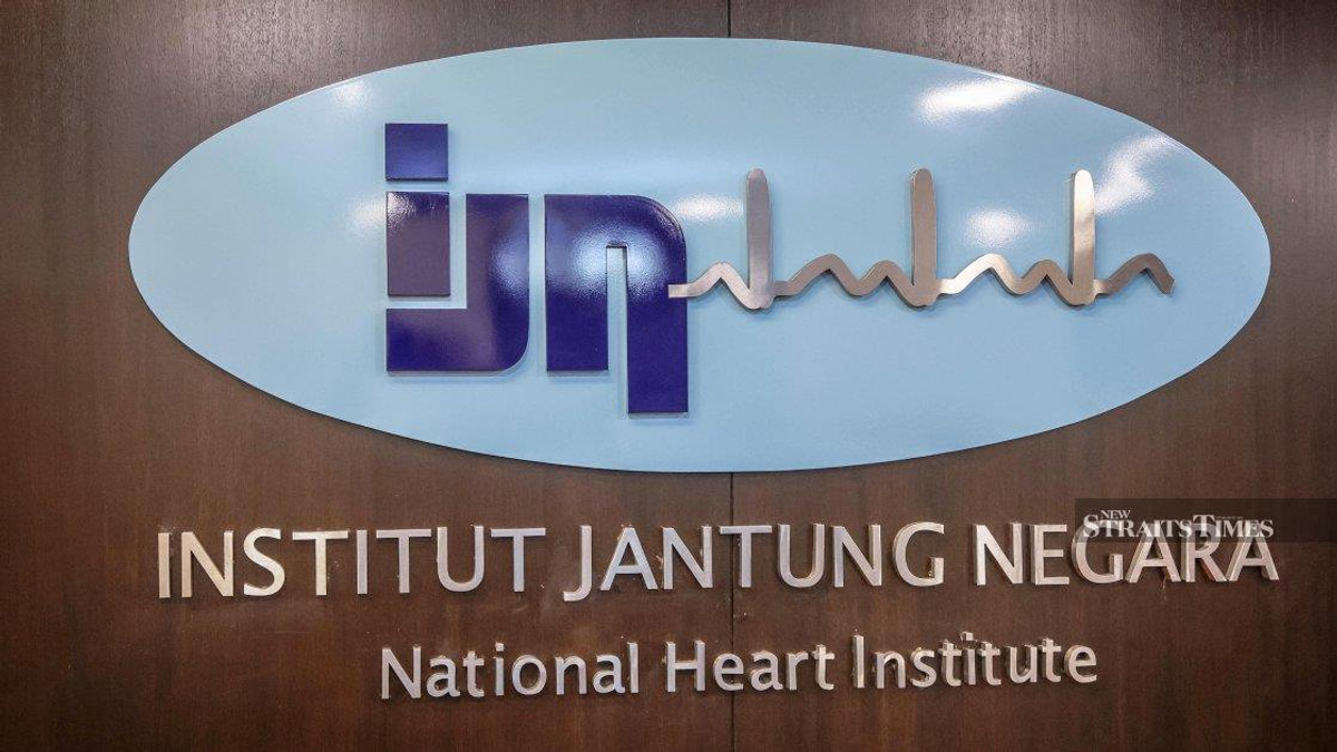 Anwar and Wan Azizah visit Fadillah at National Heart Institute