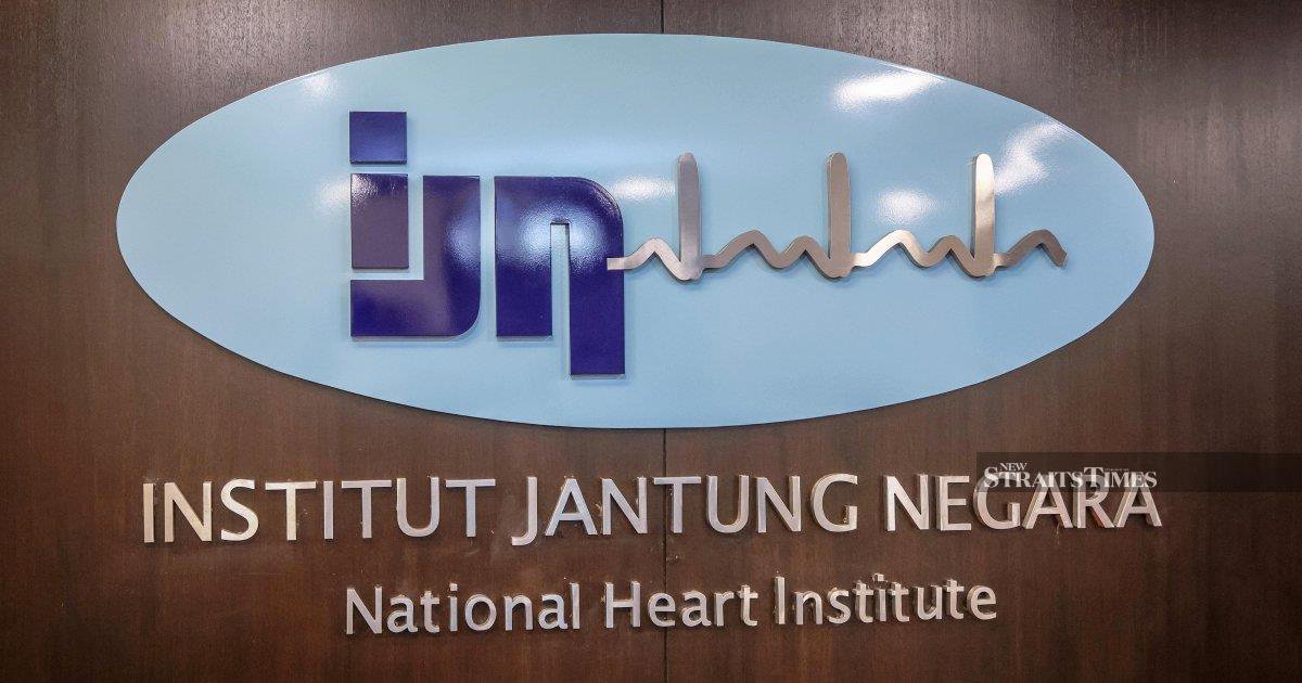 Anwar and Wan Azizah visit Fadillah at National Heart Institute