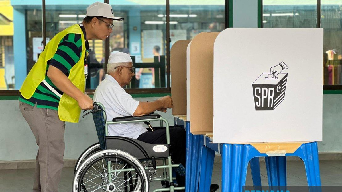 Johor Voters Head to Polls: 1,076 Centres Open Across State